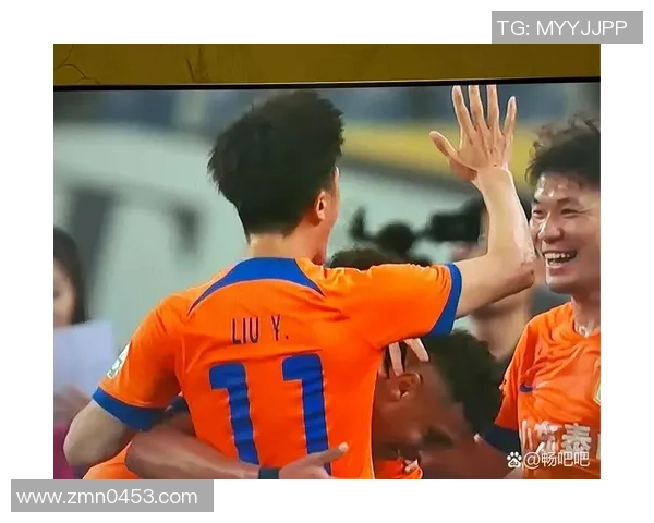 足球近镜头展现激情瞬间球场上每一滴汗水与梦想的交汇